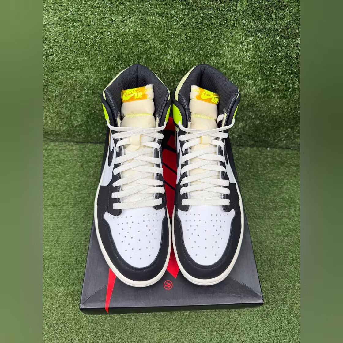 Used - Air Jordan 1 Retro High White Black Volt University Gold - US M 11 - detail 2